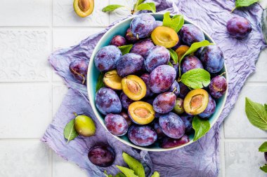 Masada taze olgun organik eriklerle dolu bir kase.