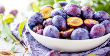 Masada taze olgun organik eriklerle dolu bir kase.