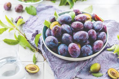 Taze olgun eriklerle dolu kasenin yakın plan görüntüsü.