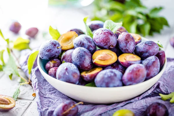 Bol Avec Des Prunes Biologiques Fraîches Mûres Sur Table — Photo