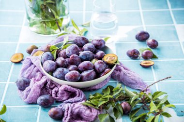 Masanın üzerinde taze olgun organik erikler olan kasenin yakın plan görüntüsü.