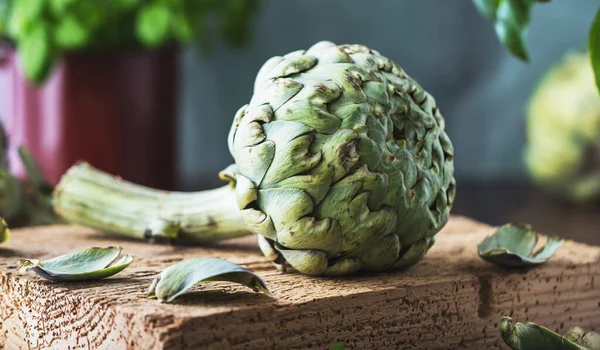 Close Van Verse Rijpe Biologische Artisjokken Rustieke Houten Achtergrond — Stockfoto