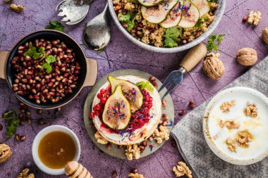 Meyveli, fındıklı, ballı, kuskus, meyveli kek ve nar tohumlu gurme tabağı.