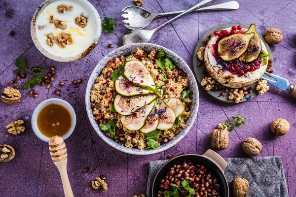 Plato Gourmet Con Frutas Nueces Miel Cuscús Pastel Frutas Mesa — Foto de Stock