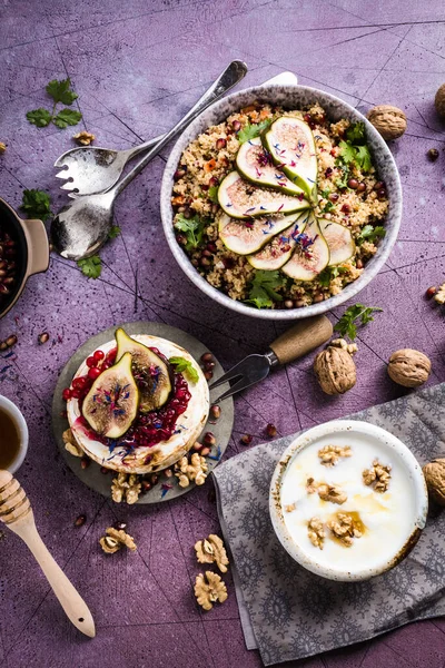 Ovanifrån Gourmetmat Med Frukt Nötter Honung Couscous Och Fruktkaka Bordet — Stockfoto