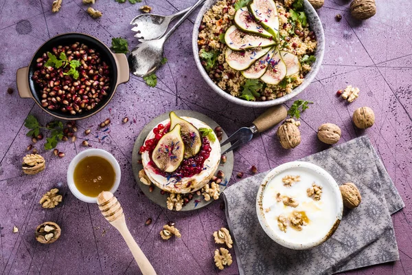 Vista Superior Del Plato Gourmet Con Frutas Nueces Miel Cuscús — Foto de Stock