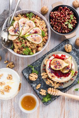 Meyveli, fındıklı, ballı, peynirli, kuskus ve nar tohumlu tabağın en üst görüntüsü. 