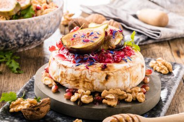 Meyve, fındık, bal, camembert peyniri, kuskus ve nar tohumlu lezzetli sağlıklı yemek manzarası. 