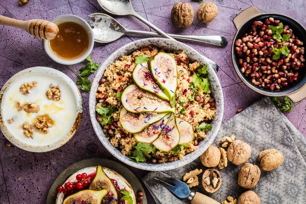 Vista Superior Del Plato Con Frutas Nueces Miel Cuscús Semillas — Foto de Stock