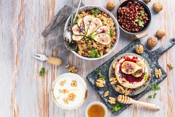 Vista Superior Del Plato Con Frutas Frutos Secos Miel Queso — Foto de Stock