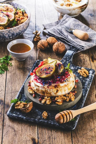 Närbild Välsmakande Hälsosam Maträtt Med Frukt Nötter Honung Camembert Ost — Stockfoto