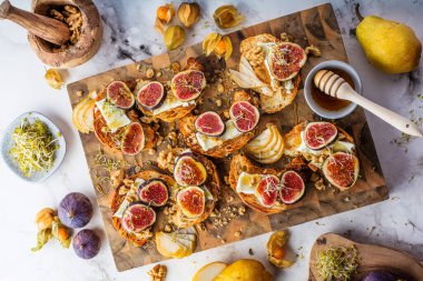 İncirli, armutlu, fındıklı ve ballı yeni pişmiş kruvasan manzarası.