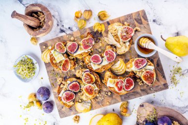 İncirli, armutlu, fındıklı ve ballı taze pişmiş kruvasan manzarası.