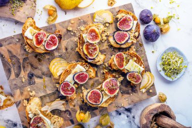 İncirli, armutlu, fındıklı ve ballı yeni pişmiş kruvasan manzarası.