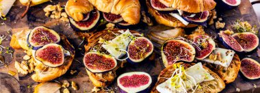 İncirli, armutlu, fındıklı ve ballı taze kruvasanların yakın plan görüntüsü.