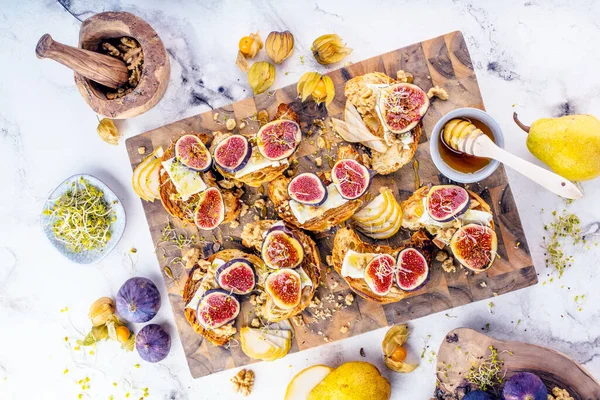 İncirli, armutlu, fındıklı ve ballı taze pişmiş kruvasan manzarası.