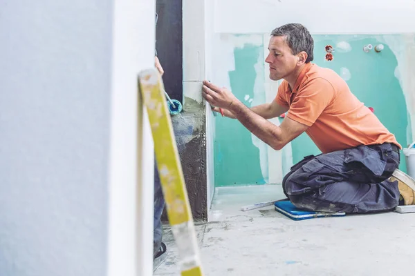 Trabajador Masculino Mediana Edad Instalación Azulejos Gran Formato Concepto Renovación — Foto de Stock