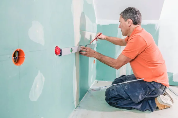 Operaio Mezza Età Installazione Piastrelle Grande Formato Sul Muro — Foto Stock