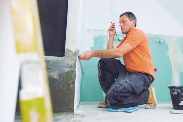 Ein Männlicher Arbeiter Installiert Großformatige Fliesen Der Wand Sanierungskonzept Für — Stockfoto