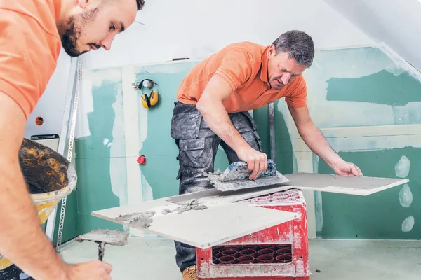 Tilers Profissionais Que Instalam Telhas Grande Formato Casa Casa Renovação — Fotografia de Stock