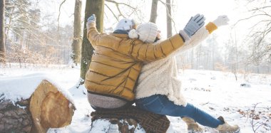 Genç bir çiftin kışın birlikte dışarıda oturup vakit geçirdiği arka plan görüntüsü.