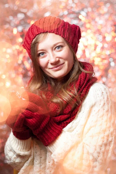 圣诞节的概念美丽而快乐的年轻女子在镜头前微笑 — 图库照片