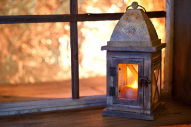 Noel, eski ahşap pencereli sakin bir hayattır. Kutlama arkaplanı 