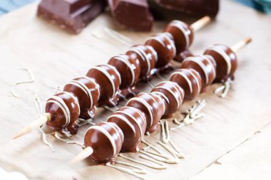 Masada ev yapımı çikolatalı tatlılar var.