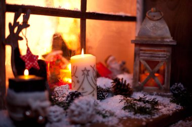 Noel, eski ahşap pencereli sakin bir hayattır. Kutlama arkaplanı