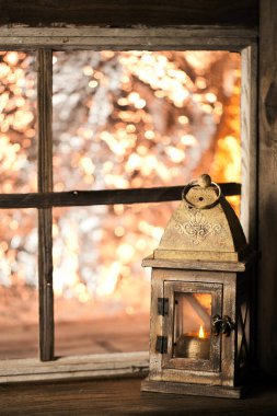Noel, eski ahşap pencereli sakin bir hayattır. Kutlama arkaplanı 