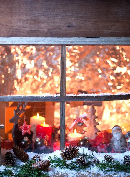 クリスマスは古い木製の窓とまだ生命 お祝いの背景 — ストック写真