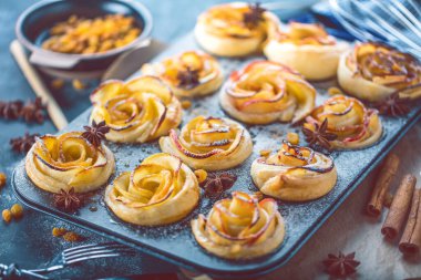 Gurme elmalı puf börekleri. 