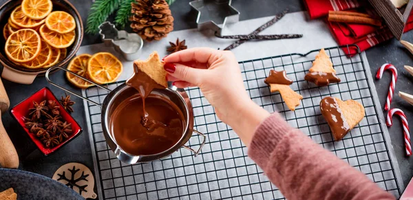 성탄절 비스킷에 초콜릿을 여성을 가까이 — 스톡 사진