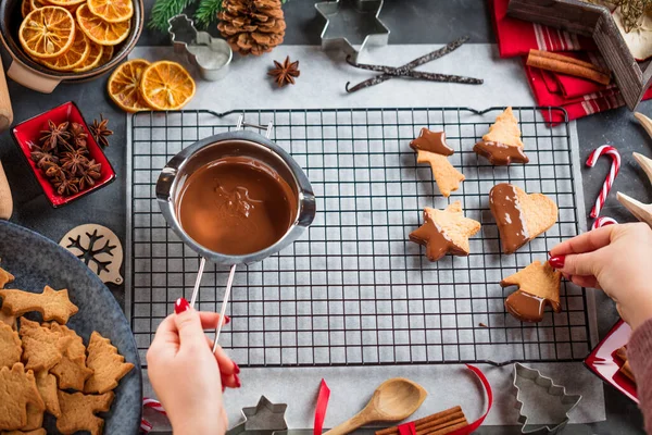 Bijgesneden Schot Van Vrouw Beglazing Kerstkoekjes Met Vloeibare Chocolade Een — Stockfoto