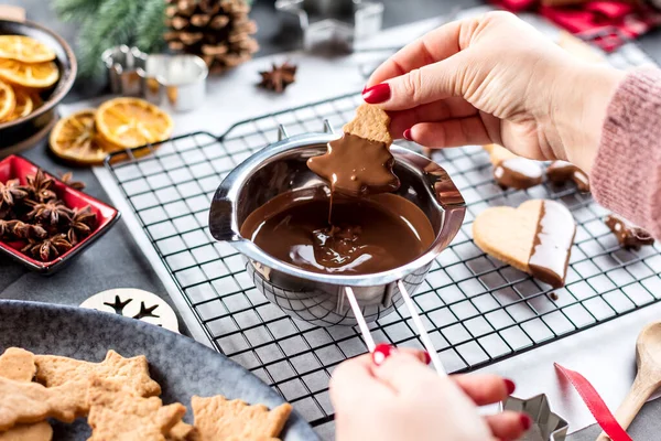 Vrouw Glazen Kerstkoekjes Met Vloeibare Chocolade Een Keukentafel — Stockfoto