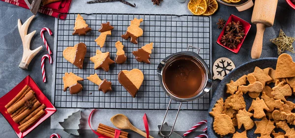 Vista Superior Ingredientes Para Esmaltar Biscoitos Natal Com Chocolate Líquido — Fotografia de Stock