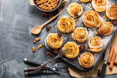 Lezzetli elmalı puf böreği.