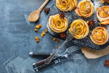 Lezzetli elmalı puf böreği.