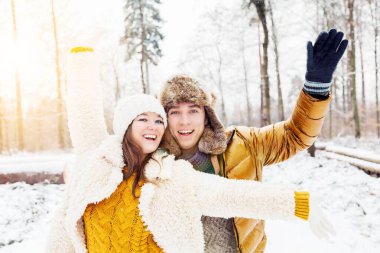 Güzel mutlu genç çift kış parkında birlikte eğleniyor. 