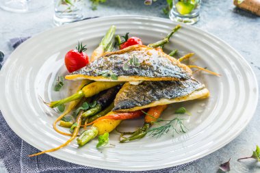 Beyaz tabakta sebzeli lezzetli balık manzarası  