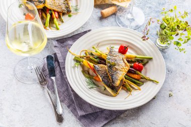 Tabakta sebzeli ızgara balığın yakın plan görüntüsü.  