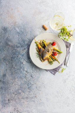 Sebzeli ve beyaz şaraplı lezzetli balıkların yakın plan görüntüsü.