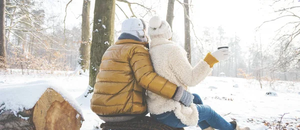 Heureux Jeune Couple Assis Ensemble Boire Une Boisson Chaude Thermos — Photo