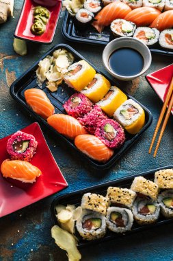 Tahtaya dizilmiş lezzetli suşi çubuklarıyla yakın plan görüntüsü.