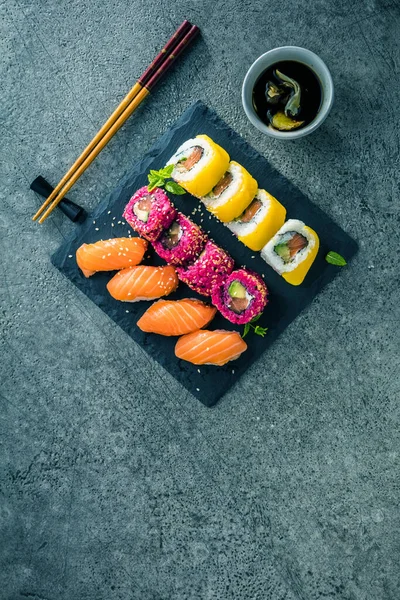 Zblízka Pohled Lahodné Sushi Set Hůlkami — Stock fotografie