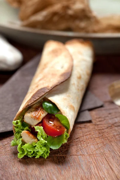 Sanduíche Frango Fajita Wrap Mesa Foco Seletivo — Fotografia de Stock