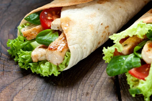 Pollo Gourmet Fajita Avvolgere Panini Con Verdure Sul Tavolo Legno — Foto Stock