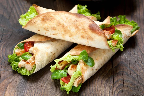 Sanduíches Frango Fajita Wrap Mesa Madeira — Fotografia de Stock