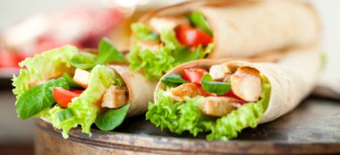 Tavuklu fajita sandviçler masada, yakın çekim manzaralı.