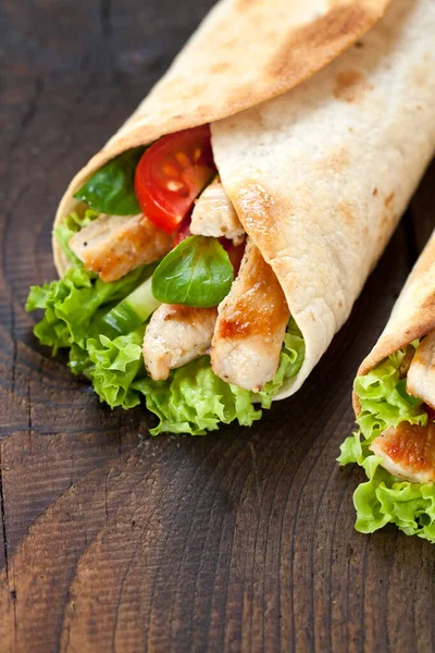 Sanduíches Frango Fajita Wrap Mesa Madeira — Fotografia de Stock